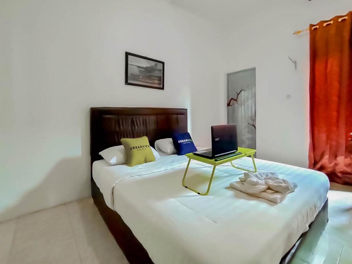 Urbanview Hotel Bagoes Sintang By Reddoorz Exteriör bild