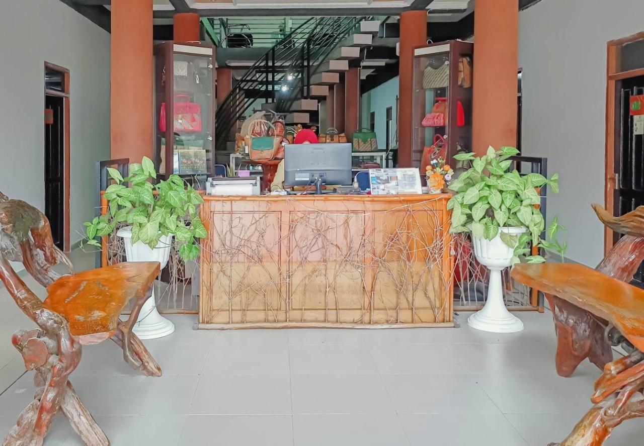 Urbanview Hotel Bagoes Sintang By Reddoorz Exteriör bild