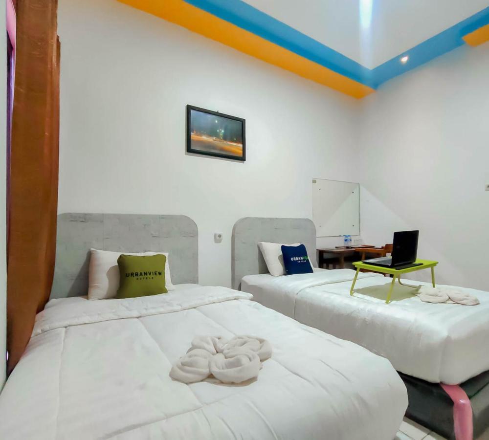 Urbanview Hotel Bagoes Sintang By Reddoorz Exteriör bild