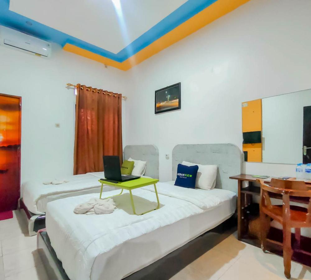 Urbanview Hotel Bagoes Sintang By Reddoorz Exteriör bild