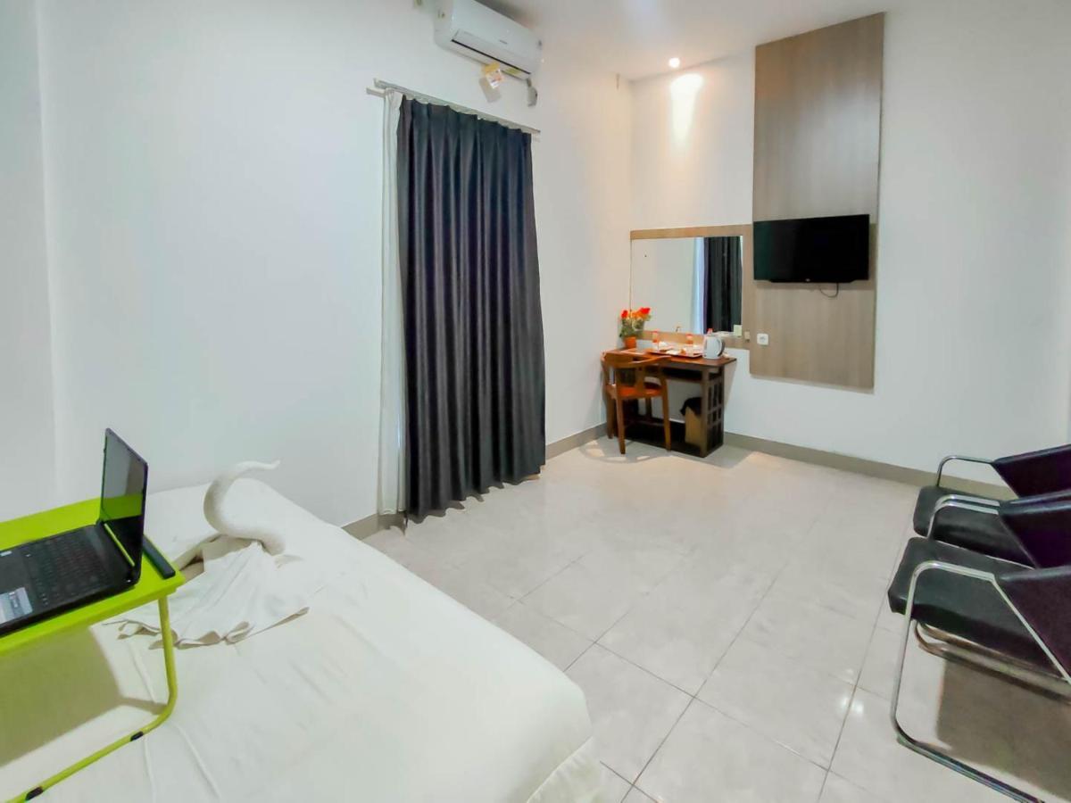 Urbanview Hotel Bagoes Sintang By Reddoorz Exteriör bild